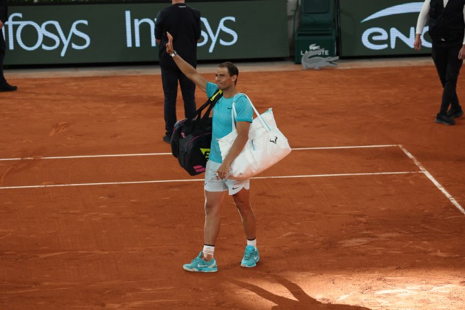 Aunque no es frecuente con los derrotados, Rafa Nadal tuvo oportunidad de tomar los micrófonos y despedirse de los aficionados que acudieron a Roland Garros. FOTO: Dino García / Cortesía.