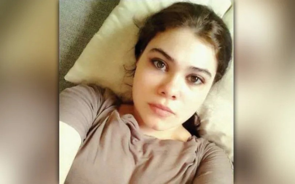 Mujer “terrorista” extraditada de Siria a Nueva York dice que su padre la obligó a apoyar a ISIS con matrimonio forzado; FBI la acusa