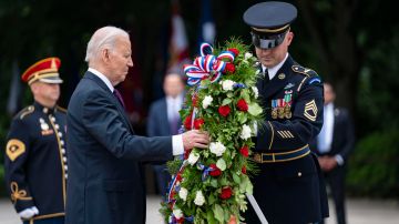 El presidente estadounidense Joe Biden (C) coloca una corona en la Tumba del Soldado Desconocido durante una ceremonia de colocación de coronas de honor de las Fuerzas Armadas Presidenciales en el Cementerio Nacional de Arlington en Arlington, Virginia, EE.UU., 27 de mayo de 2024.