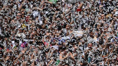 Los jugadores del Real Madrid durante la celebración con aficionados de la trigésimo sexta Liga, este domingo en la plaza de Cibeles.