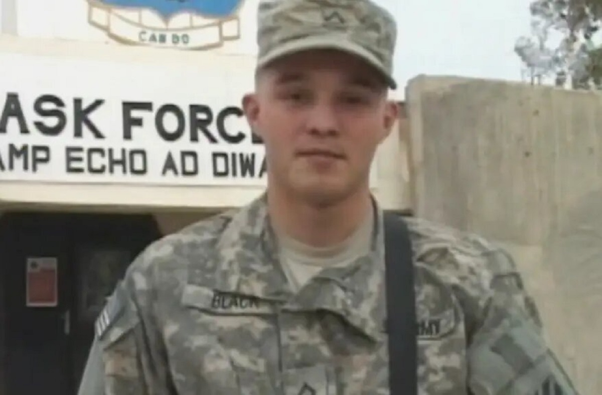 Soldado estadounidense arrestado en Rusia fue apuñalado por su novia meses antes de su detención