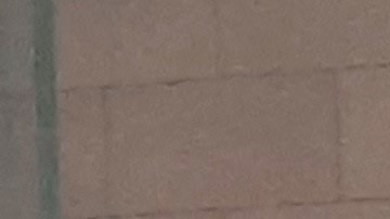 Policía NYPD apostado en una tienda, sector que vive un auge criminal.