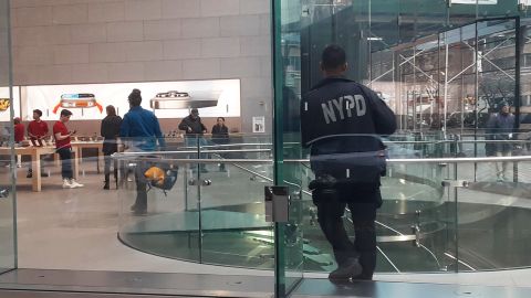 Policía NYPD apostado en una tienda, sector que vive un auge criminal.