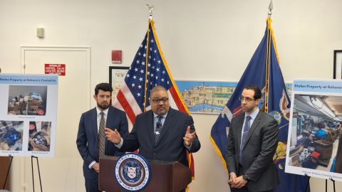 El Fiscal de Manhattan Alvin Bragg confirmó este miércoles un decomiso de $1 millón de productos robados en varios almacenes.
