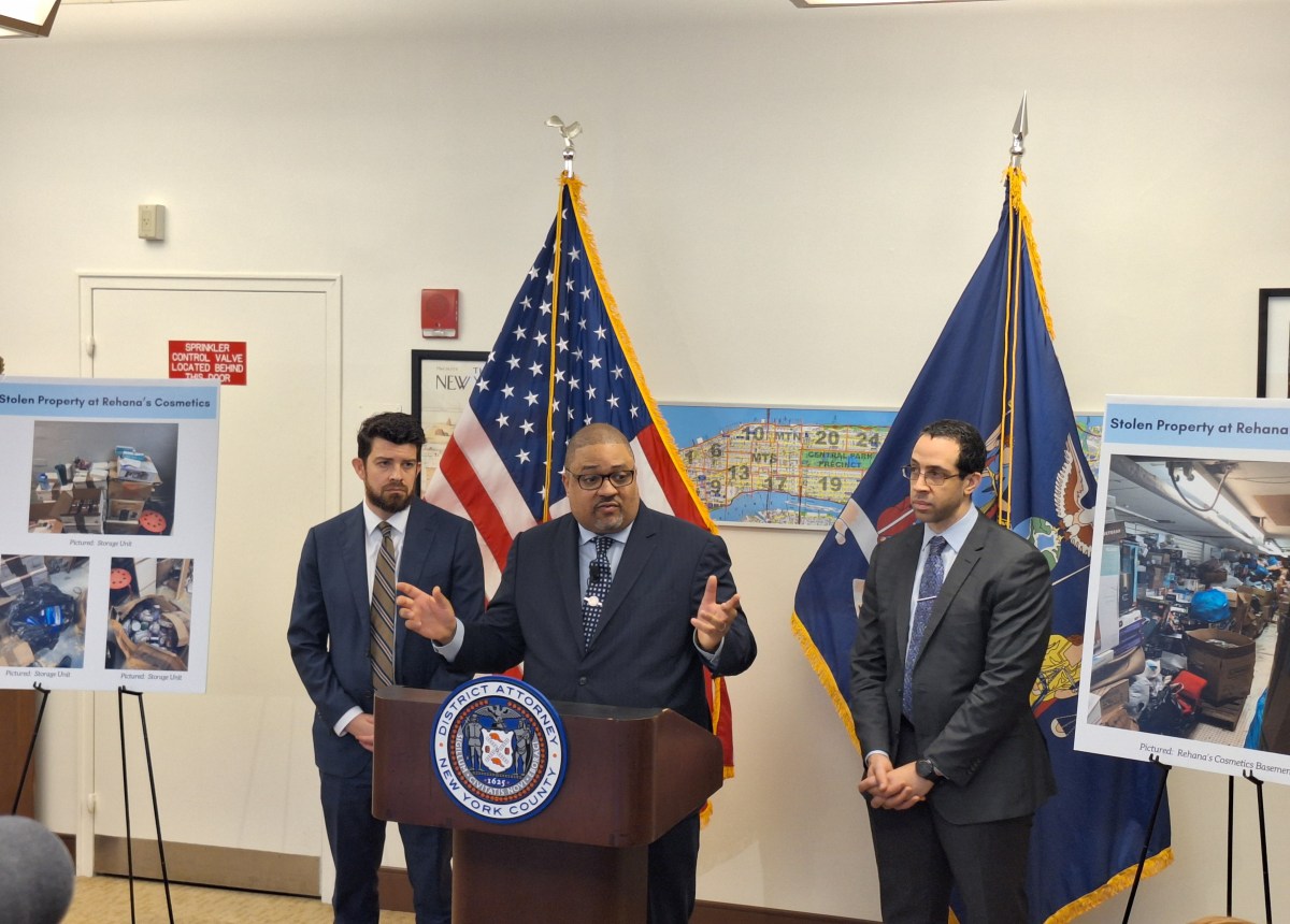 Fiscales de Nueva York dan duros golpes a bandas que roban productos en tiendas para luego revenderlos