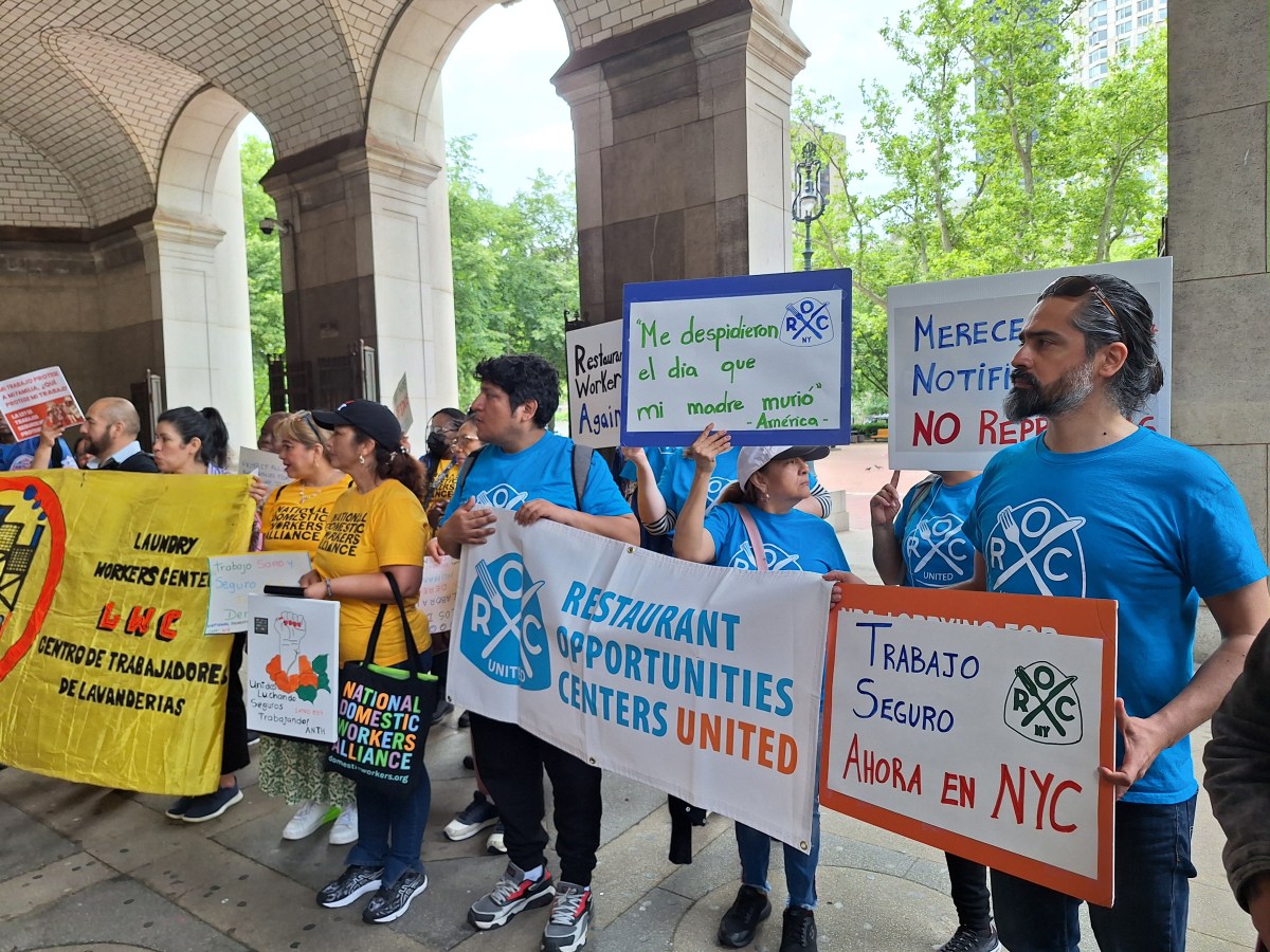 Avanza en NYC propuesta que prohibiría a empleadores echar a trabajadores sin una razón justificada