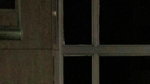 El equipo legal del ex presidente estadounidense Donald Trump escucha mientras habla con la prensa después de asistir a su juicio penal en la Corte Suprema del Estado de Nueva York en Nueva York, Nueva York, Estados Unidos.