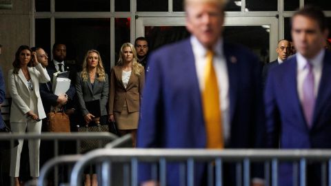 El equipo legal del ex presidente estadounidense Donald Trump escucha mientras habla con la prensa después de asistir a su juicio penal en la Corte Suprema del Estado de Nueva York en Nueva York, Nueva York, Estados Unidos.