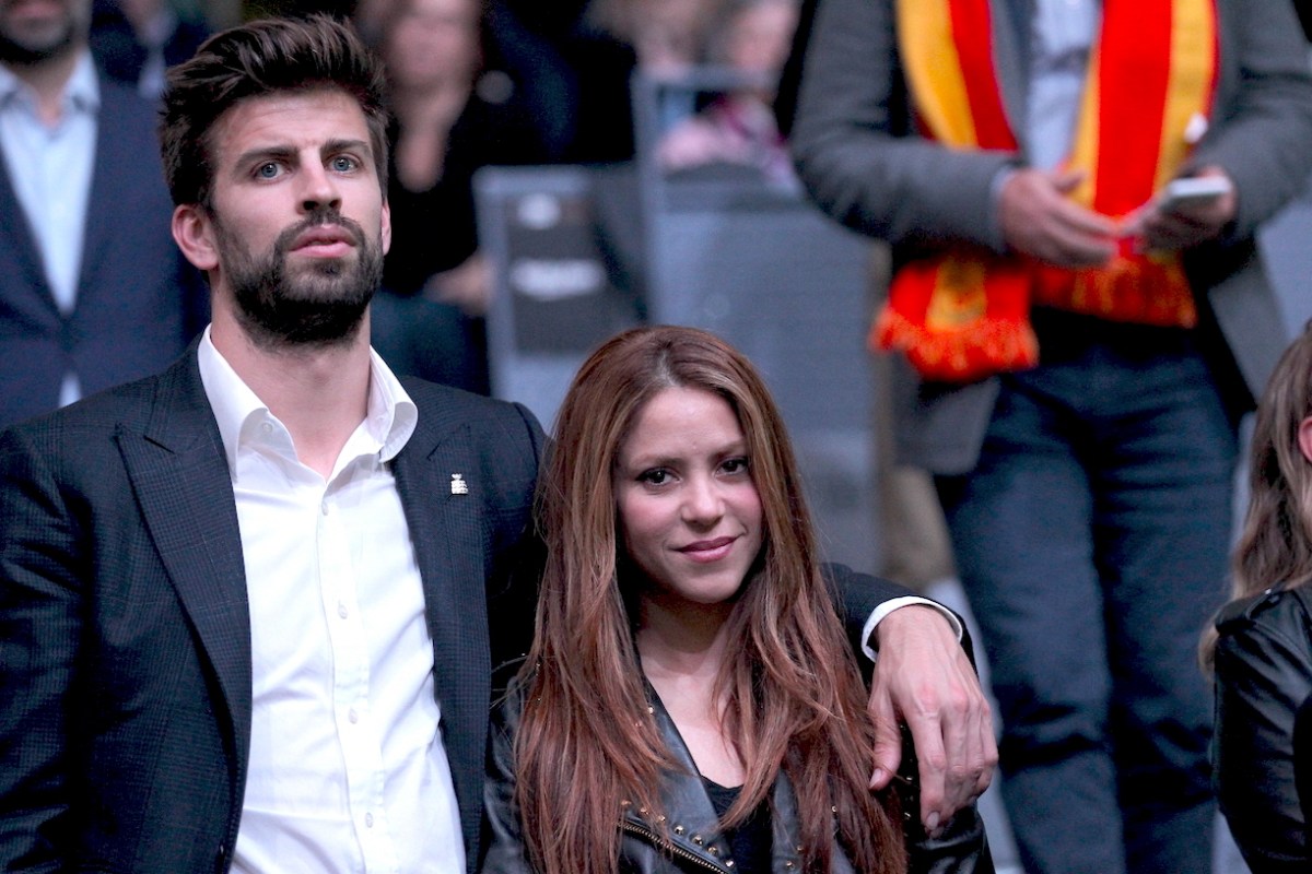 VIDEO: Gerard Piqué se burla en vivo de canción que insulta a Shakira