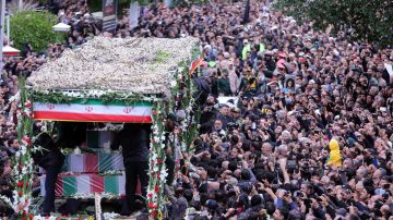 Una multitud acude al funeral del presidente iraní Ebrahim Raisí, fallecido en accidente aéreo