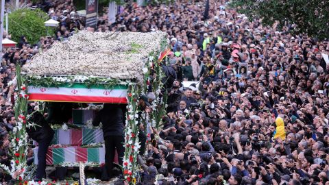 Una multitud acude al funeral del presidente iraní Ebrahim Raisí, fallecido en accidente aéreo