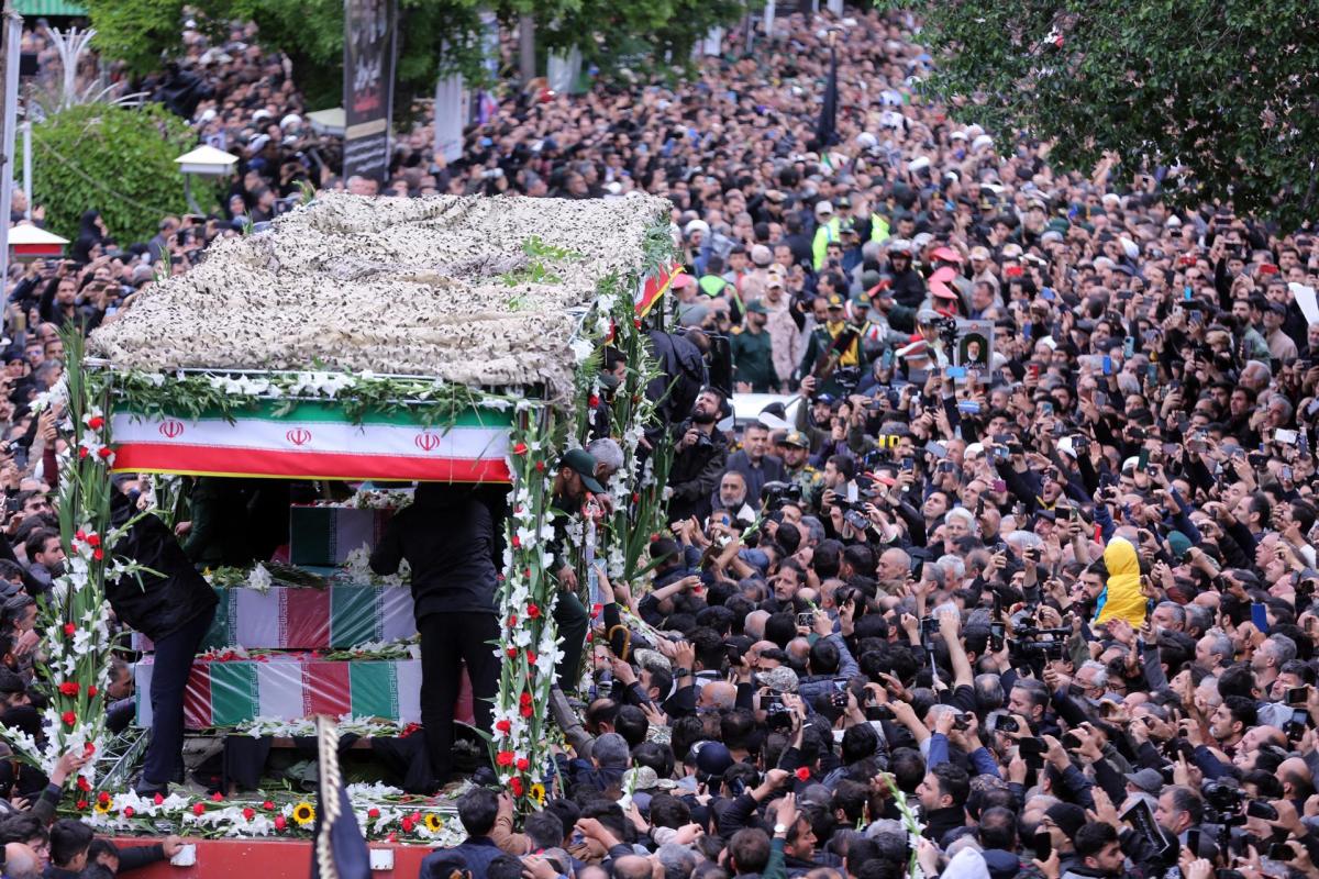 En fotos: multitud acudió al funeral del presidente iraní Ebrahim Raisí, fallecido en accidente aéreo