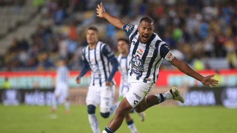 Salomon Rondon de Pachuca celebra un gol que posteriormente fue anulado durante el partido de Play In del torneo Clausura 2024 de la Liga MX disputado entre Pachuca y Pumas.