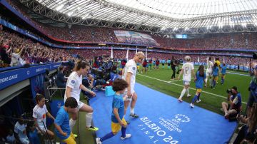 Las jugadoras del Olimique Lyonnais salen al campo antes de la final de la Liga de Campeones femenina de Fútbol que el Olimpique Lyonnais y el FC Barcelona.