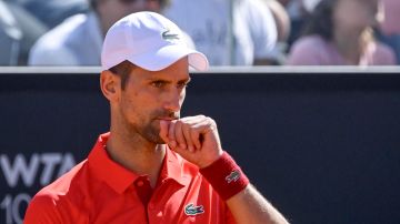 Novak Djokovic se muestra frustrado luego de su derrota en Roma.