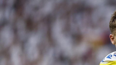 El delantero del Real Madrid Vinicius Jr (d) controla el balón ante el defensa del Cádiz.