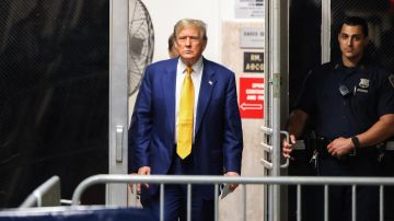 El ex presidente estadounidense Donald Trump entra a la corte después de una pausa durante su juicio en el Tribunal Penal de Manhattan en la ciudad de Nueva York, EE.UU., 02 de mayo de 2024.