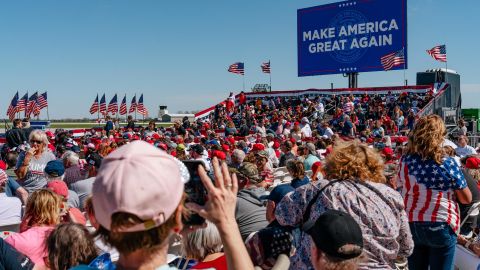 Recibimiento multitudinario a Trump.