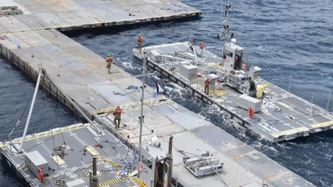 Construcción de un muelle en el mar Mediterráneo, frente a las costas de Gaza, por parte de ingenieros militares de EE.UU.