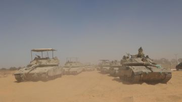 Vehículos blindados israelíes se reúnen a lo largo de la valla fronteriza con el sur de la Franja de Gaza, Israel 05 de mayo de 2024.