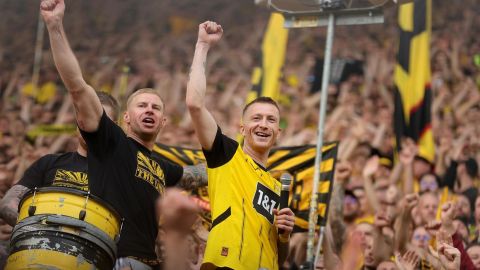 Marco Reus celebra con los hinchas del Borussia Dortmund.