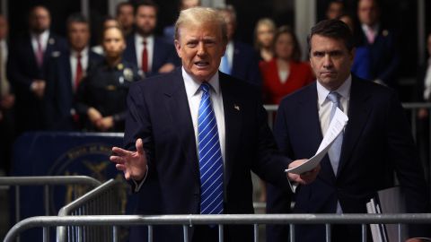 Donald Trump silenció a Stormy Daniels por su campaña, no por su matrimonio con Melania: exabogado