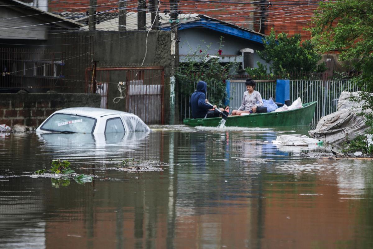 Miles de ciudadanos al sur de Brasil buscan refugio ante inundaciones que han dejado al menos 79 muertos