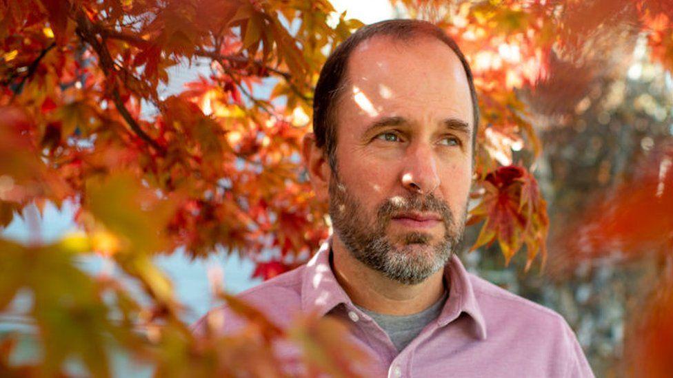 El hombre que convirtió a su padre muerto en un chatbot “para conservar la esencia de su personalidad tan maravillosa”