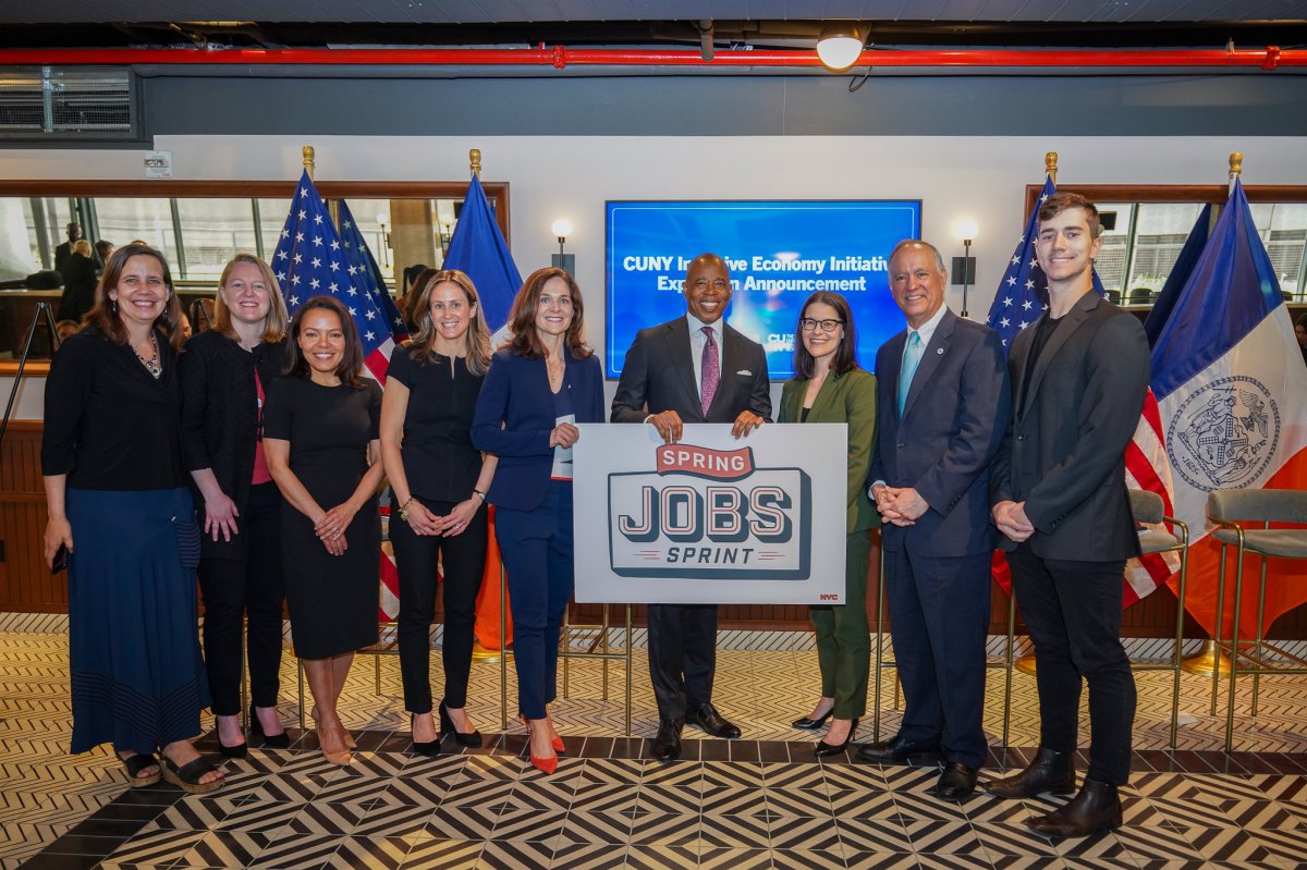 Expanden programa que conecta a estudiantes de CUNY con oportunidades profesionales en industrias emergentes