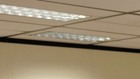 La mandataria estatal realizó recientemente una mesa redonda sobre salud mental con jóvenes de una secundaria neoyorquina.