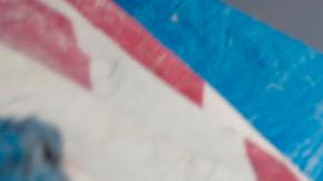 Un migrante espera para ser registrado por migración luego de caminar por varios días la selva del Darién con rumbo a los Estados Unidos, el 9 de abril de 2024, en Bajo Chiquito (Panamá).