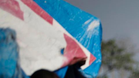 Un migrante espera para ser registrado por migración luego de caminar por varios días la selva del Darién con rumbo a los Estados Unidos, el 9 de abril de 2024, en Bajo Chiquito (Panamá).