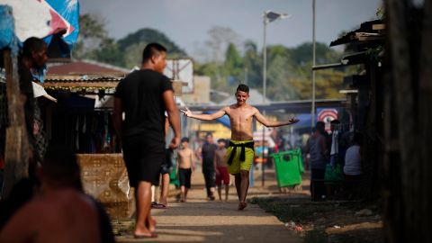 Un migrante espera para ser registrado por migración luego de caminar por varios días la selva del Darién con rumbo a los Estados Unidos, el 9 de abril de 2024, en Bajo Chiquito (Panamá).