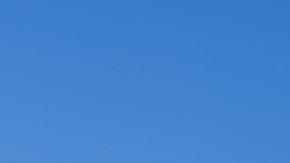 Los representantes republicanos de Georgia Marjorie Taylor Greene (C) y de Kentucky Thomas Massie (CR) dicen a los periodistas que forzarán una votación para destituir a Mike Johnson como presidente de la Cámara de Representantes en Washington, DC, EE.UU., 1 de mayo de 2024.