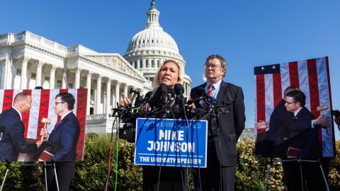 Los representantes republicanos de Georgia Marjorie Taylor Greene (C) y de Kentucky Thomas Massie (CR) dicen a los periodistas que forzarán una votación para destituir a Mike Johnson como presidente de la Cámara de Representantes en Washington, DC, EE.UU., 1 de mayo de 2024.