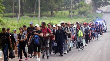 Migrantes de diversas nacionalidades caminan en caravana este lunes para dirigirse a la frontera con Estados Unidos, en el municipio de Tapachula en el estado de Chiapas (México).