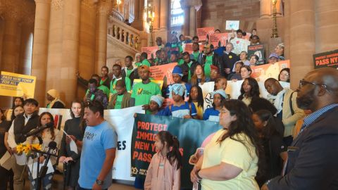 Manifestantes exigen aprobar la ley "Nueva York para todos", que prohibiría que agencias del orden como la policía colaboren con inmigración y compartan información