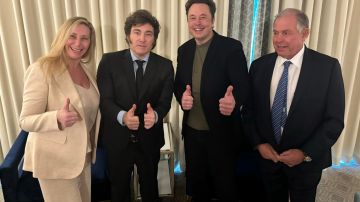 Fotografía cedida por la Oficina del Presidente de Argentina (OPR Argentina) donde aparece el presidente de Argentina, Javier Milei (2i), durante su reunión con el propietario de la red social "X" y la empresa Tesla, el multimillonario Elon Musk.