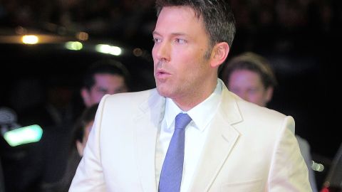 Ben Affleck posando en una alfombra roja.