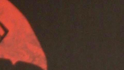 Ben Affleck posando en una alfombra roja.