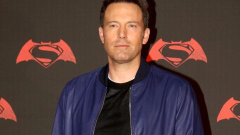 Ben Affleck posando en una alfombra roja.