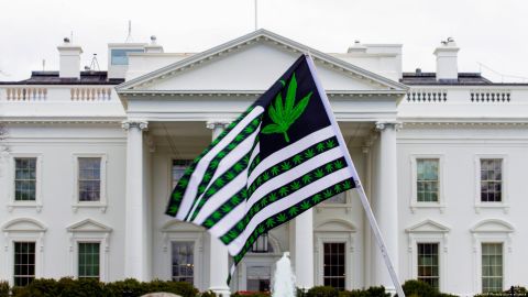 El presidente Biden publicó un video en donde dice que "nadie debería estar en la cárcel por usar o poseer marihuana".