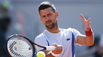 El serbio Novak Djokovic en las prácticas del Roland Garros.