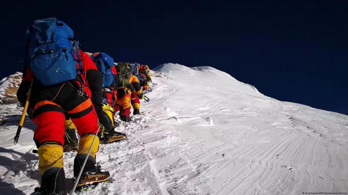 Hallan cuerpo del segundo alpinista que desapareció en el Everest