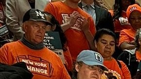 Sara Pérez, trabajadora a quien le han robado salarios, hablando en Albany