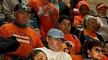 Sara Pérez, trabajadora a quien le han robado salarios, hablando en Albany