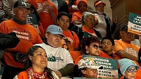 Sara Pérez, trabajadora a quien le han robado salarios, hablando en Albany