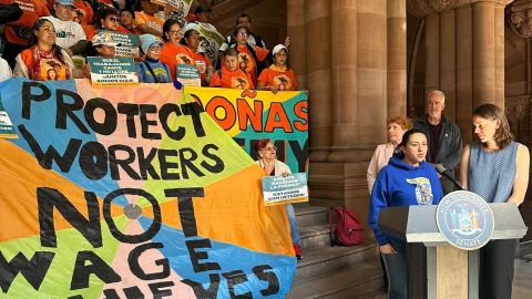 Sara Pérez, trabajadora a quien le han robado salarios, hablando en Albany
