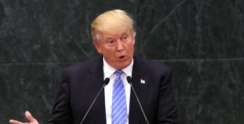Donald Trump participando en un evento.