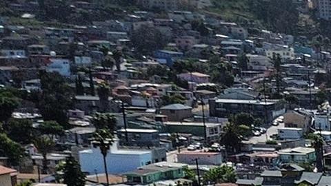 Fotografía aérea que muestra el muro fronterizo de México hacia Estados Unidos, este martes en Tijuana (México).
